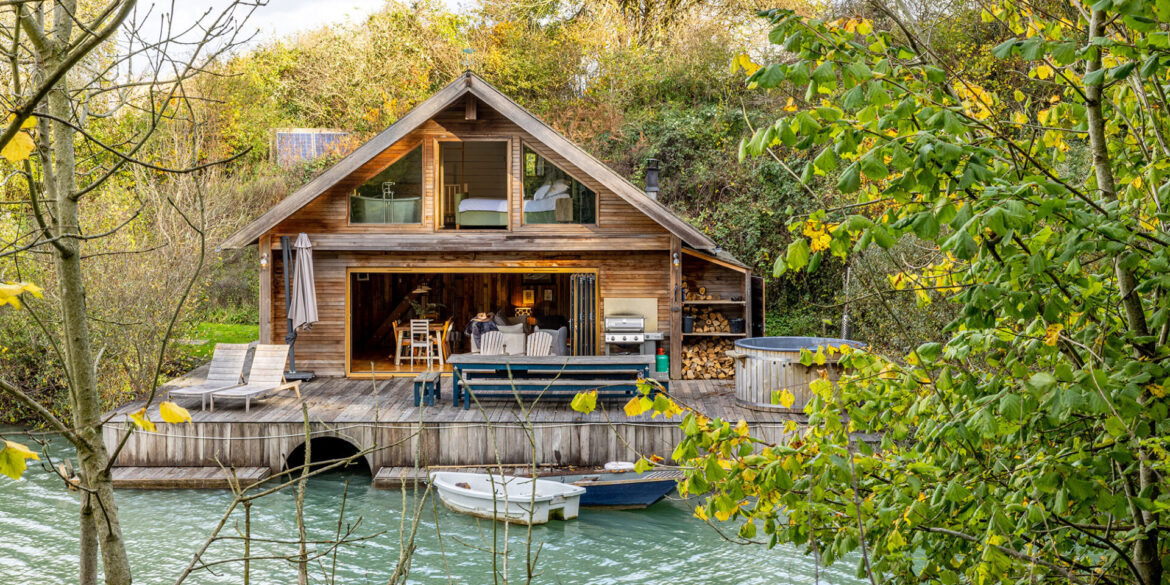 The Tranquil Symphony: Exploring Lakeside Cottage Retreats and the Art of Nature’s Serenity